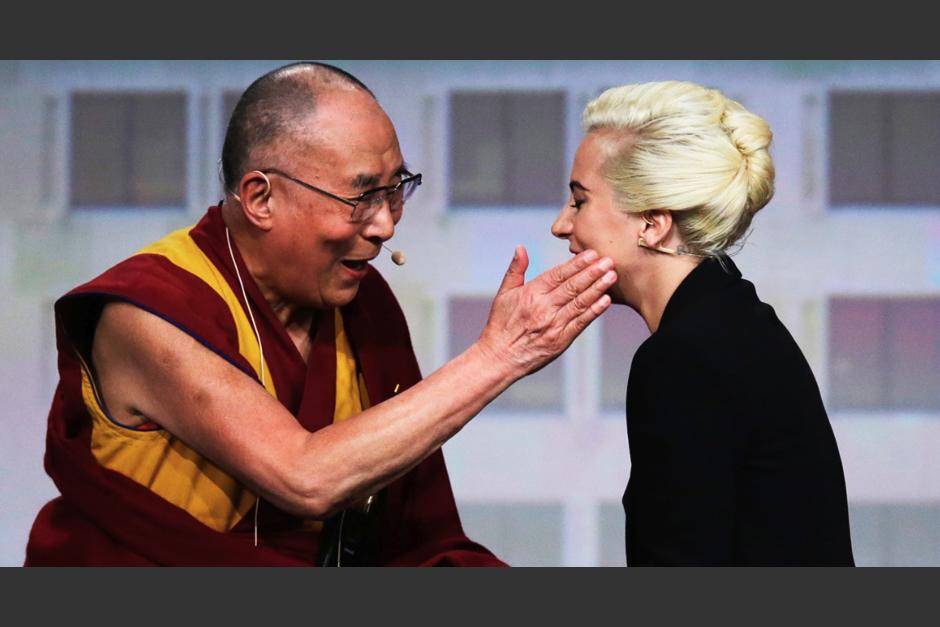 El video se hace viral a una semana del pol&eacute;mico beso a un ni&ntilde;o por parte del l&iacute;der espiritual. (Foto: AFP)&nbsp;