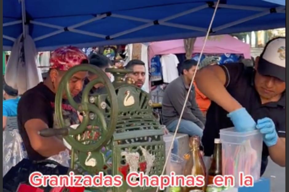 Un puesto de granizadas guatemaltecas destaca en las calles de Nueva York. (Foto: captura de video)