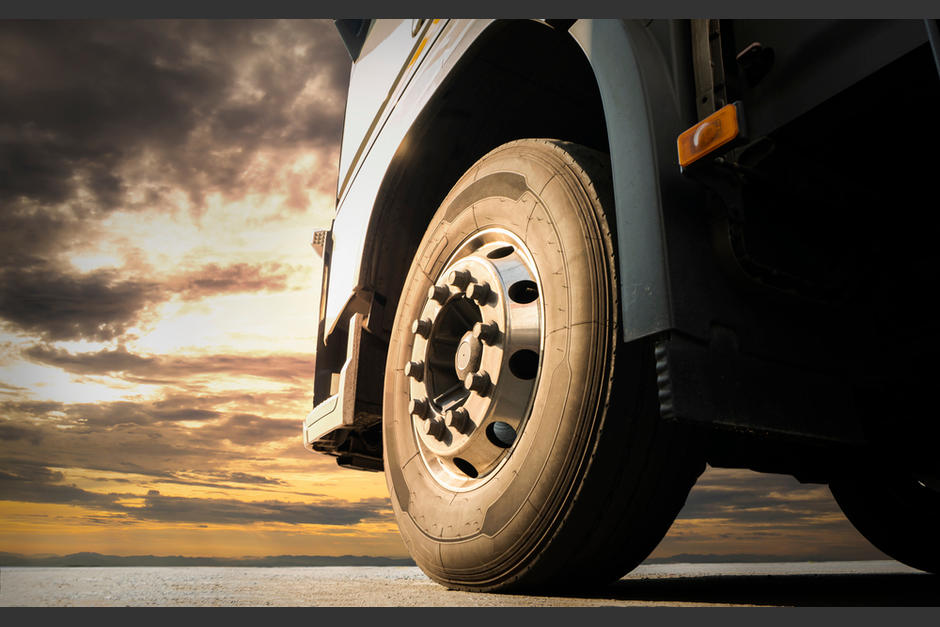 Las llantas de un autobús se desprendieron y provocaron un fuerte accidente en la Antigua Guatemala. (Foto: Shutterstock)