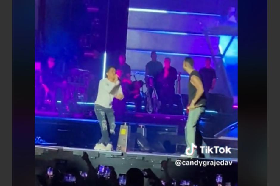 El cantante subió al escenario al guatemalteco, quien brilló con su interpretación. (Foto: Captura de pantalla)&nbsp;