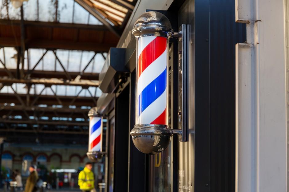 &iquest;Qui&eacute;n no ha visto alguna vez una peluquer&iacute;a con una se&ntilde;al de poste rojo, blanco, y azul? (Foto: Shutterstock)