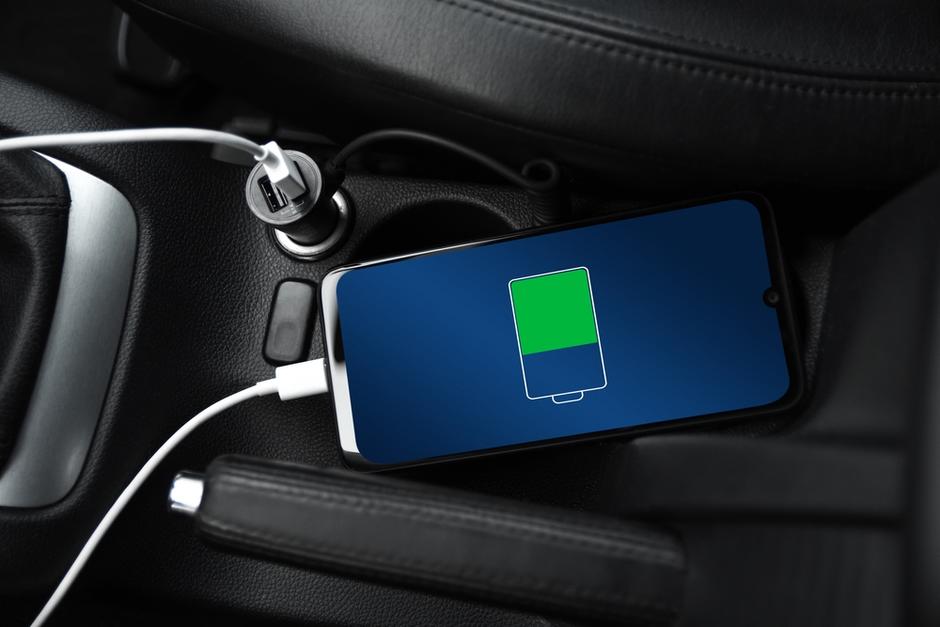 Cargar tu teléfono en el auto es una práctica peligrosa. (Foto: Shutterstock)&nbsp;