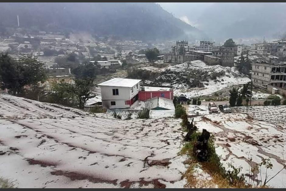 Una fuerte lluvia con granizo cubri&oacute; de blanco Totonicap&aacute;n. (Foto: redes sociales)