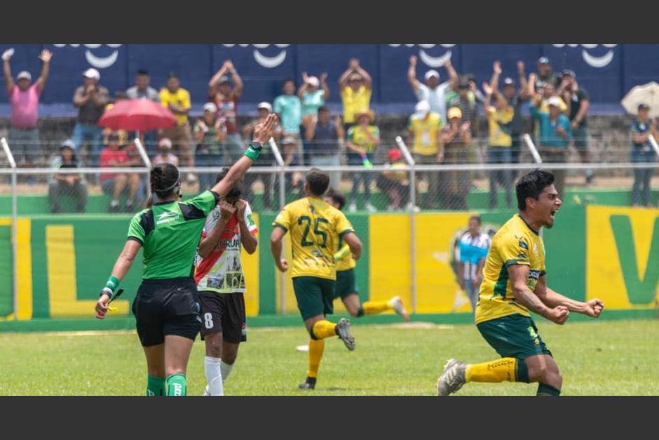 Una joven árbitro denunció que fue víctima de amenazas tras un encuentro futbolístico de Segunda División, en Amatitlán. (Foto: San Pedro FC)