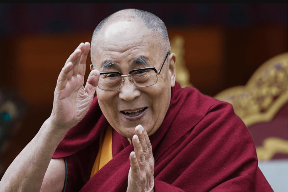 Un nuevo video del Dalai Lama tocando a una niña ha desatado otra polémica. (Foto: Diario La República)
