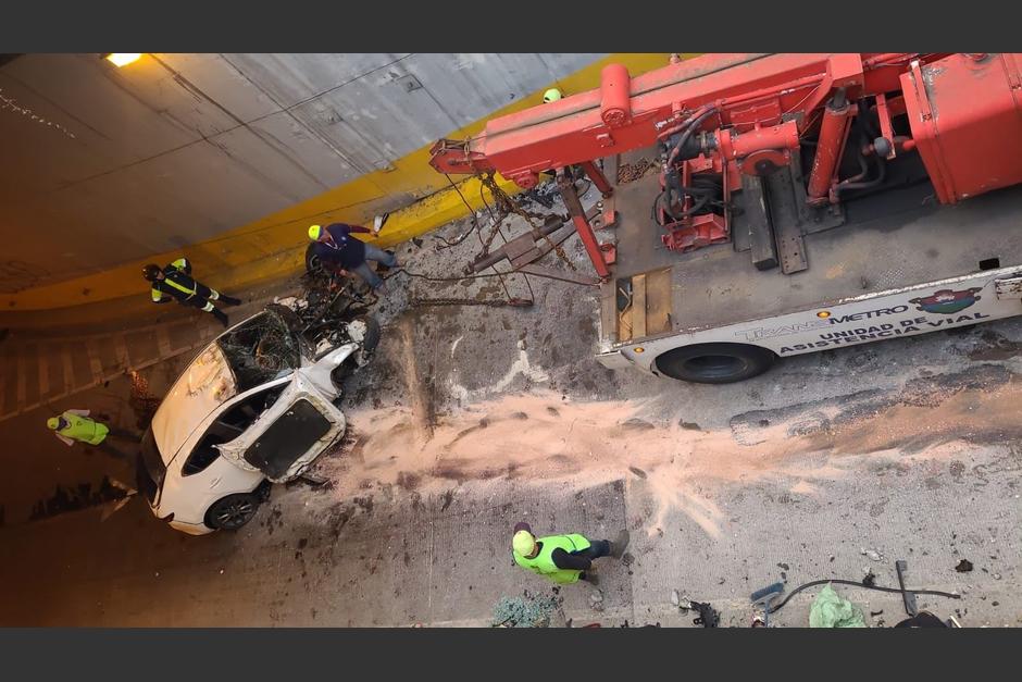 Un carro qued&oacute; totalmente destruido tras caer de un paso a desnivel en la zona 10. (Foto: Am&iacute;lcar Montejo)