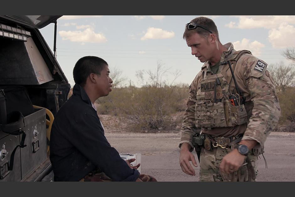 El video muestra a un joven de nacionalidad guatemalteca siendo auxiliado por un soldado de EE.UU. (Foto: Netflix)