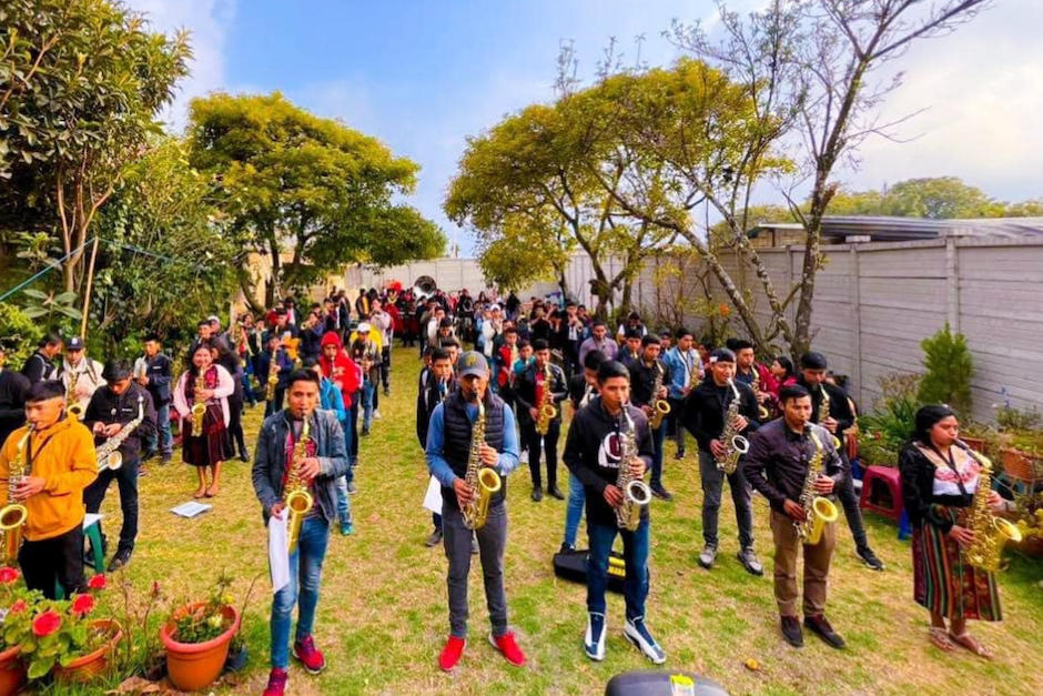 Un grupo de j&oacute;venes hizo la interpretaci&oacute;n de una canci&oacute;n del grupo guatemalteco. (Foto: Academia Privada Profesional de M&uacute;sica el Atril Solol&aacute;)