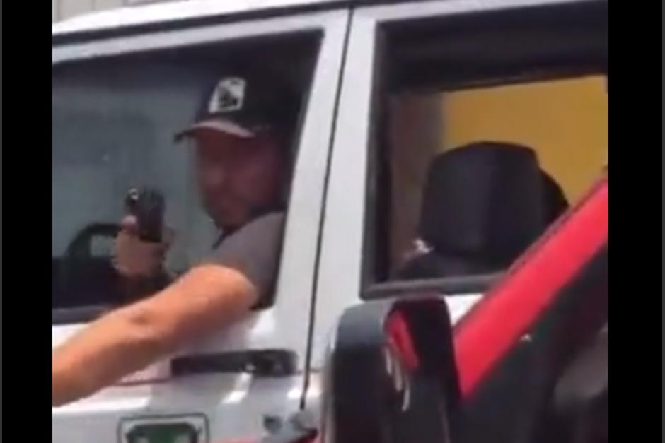 Un hombre fue grabado mientras amenazaba con un arma de fuego a otro en San Juan Ermita, Chiquimula. (Foto: captura de pantalla)&nbsp;