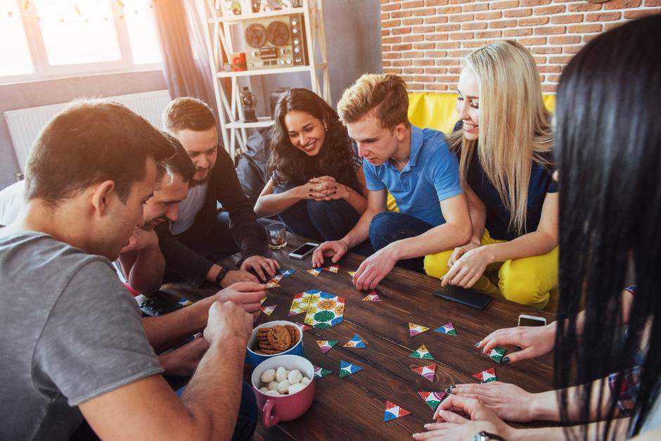 Desde cocinar algo nuevo hasta organizar una noche de juegos con amigos y familiares, hay muchas actividades que puedes hacer. (Foto:&nbsp;Shutterstock)