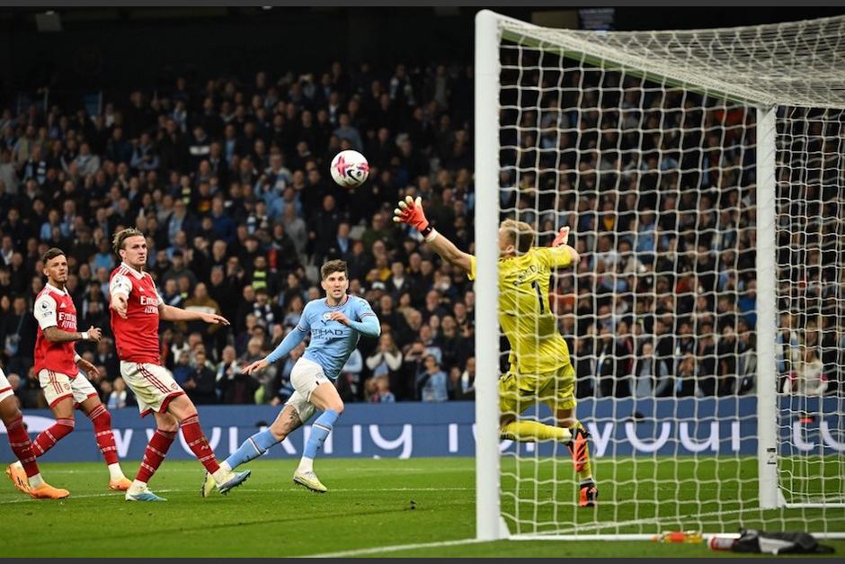John Stones anota el segundo de los 4 goles del Manchester City ante el Arsenal. (Foto: AFP)