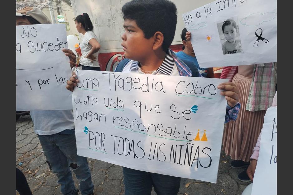Ni&ntilde;os y adultos salieron a las calles para manifestar por la muerte de Kimberly G&oacute;mez, una peque&ntilde;a estudiante que perdi&oacute; la vida tras el desplome del techo de la escuela. (Foto: Facebook/ Mi linda Chiquimula)