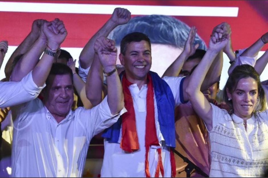 Santiago Pe&ntilde;a (centro) ha sido electo presidente de Paraguay. (Foto: AFP)