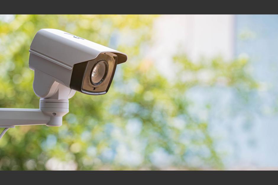 El video muestra al sospechoso de participar en la balacera dejar ropa y un arma en la calle. (Foto: Ilustrativa/Shutterstock)