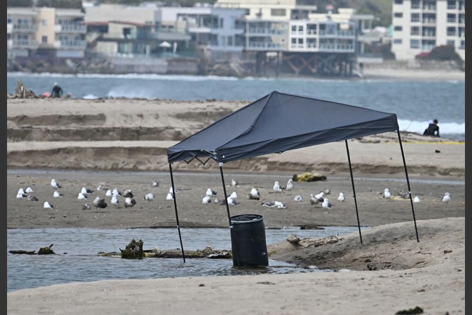 Este es el barril donde se descubri&oacute; un cuerpo en una playa estatal de Malib&uacute;. (Foto: AFP)