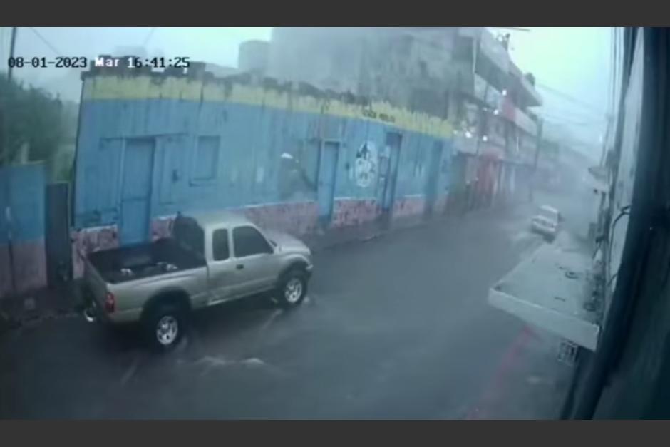 Captan el momento en que un paredón se desplomó sobre un vehículo estacionado en una calle de Retalhuleu. (Foto: captura de video)