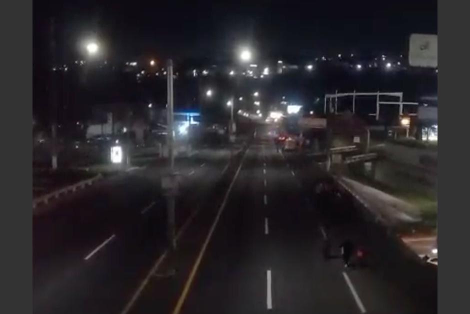 Las autoridades de tránsito recomendaron utilizar vías alternas por el cierre total del kilómetro 17.5 de la ruta al Pacífico. (Foto: captura de video)