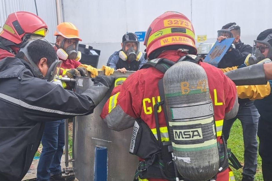 Socorristas atendieron a varias personas que se vieron afectadas por los gases. (Foto: Bomberos Municipales)