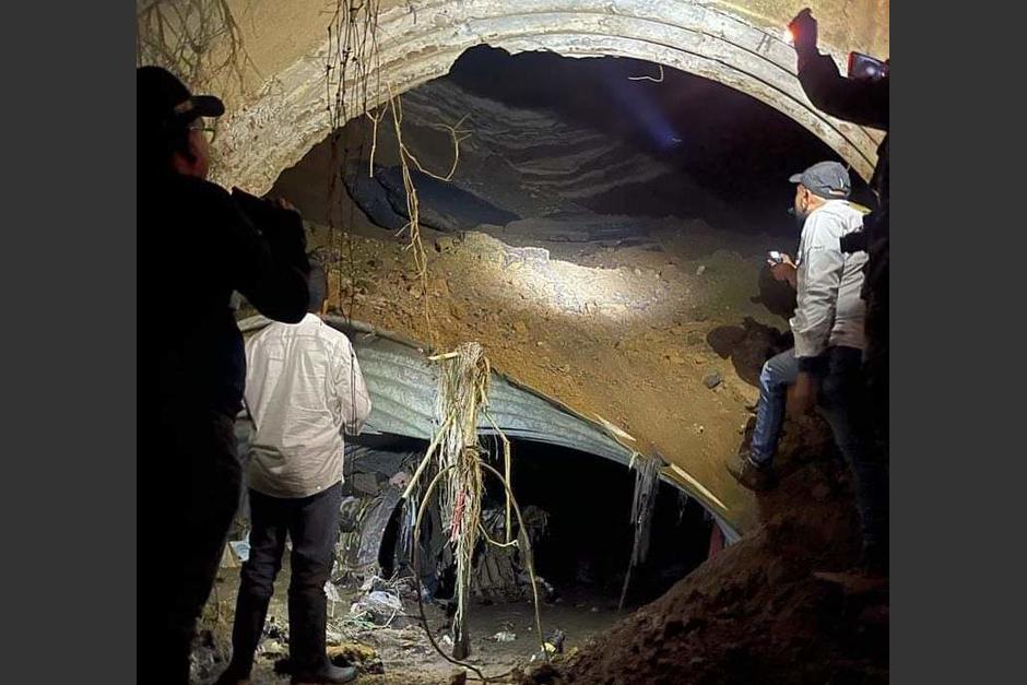Circulan imágenes que muestran la magnitud de la caverna que se formó bajo el hundimiento en la ruta al Pacífico. (Foto: redes sociales)