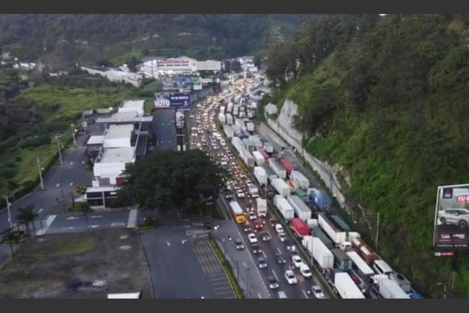 La ruta al Pacífico colapsó por el cierre de un tramo carretero en Villa Nueva por un nuevo hundimiento. (Foto: captura de pantalla)&nbsp;