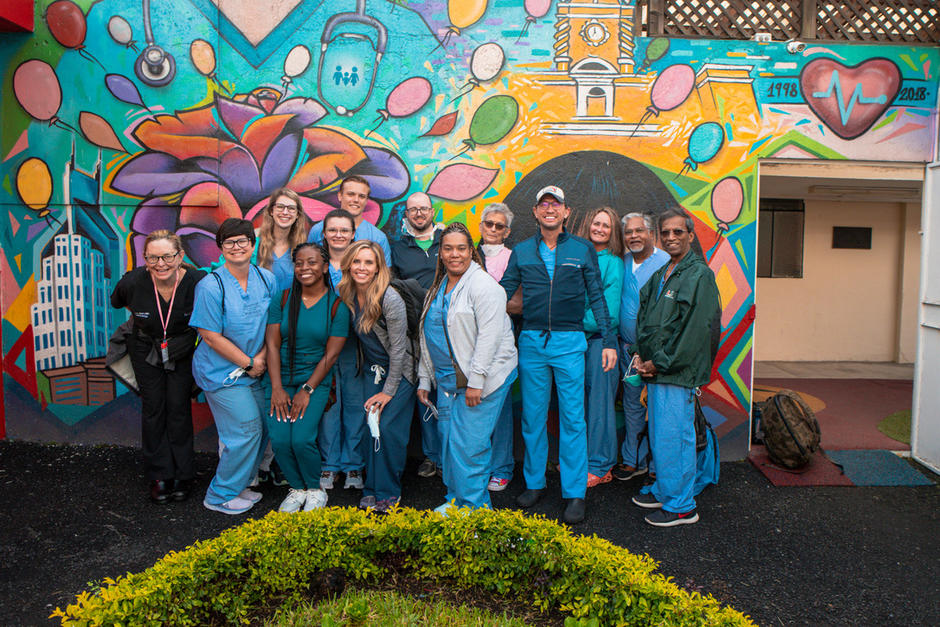 Equipos de voluntarios y médicos colaboran en el Centro Moore.&nbsp;(Foto: Cortesía)