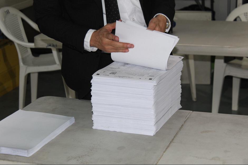 M&aacute;s de 2 mil copias certificadas de actas finales de cierre y escrutinio entreg&oacute; el TSE al MP. (Foto: Sandra Sebasti&aacute;n/Soy502)