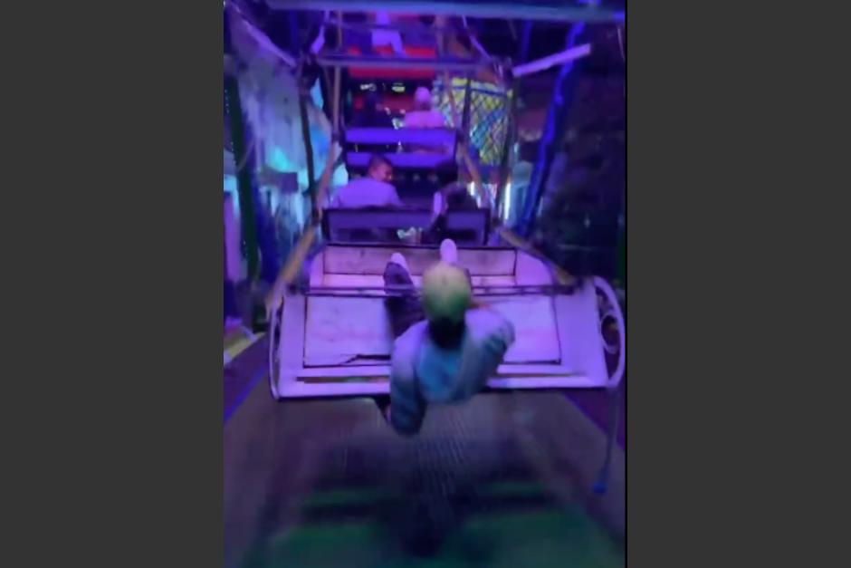 El joven se abalanz&oacute; dando casi un giro desde lo alto de la "Rueda de Chicago". (Foto: captura de video)