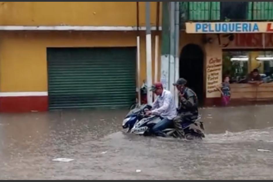 El motorista se viralizó por su trayecto en medio de una inundación en Escuintla. (Foto: captura de video)