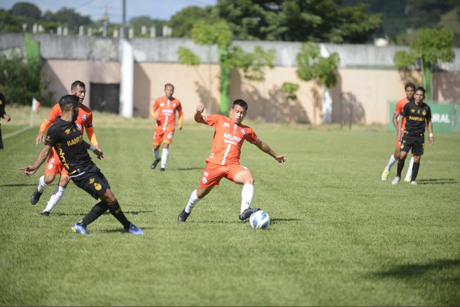 Eliser Quiñónez marcó un doblete en el empate de Achuapa ante Municipal. (Foto: Nuestro Diario)