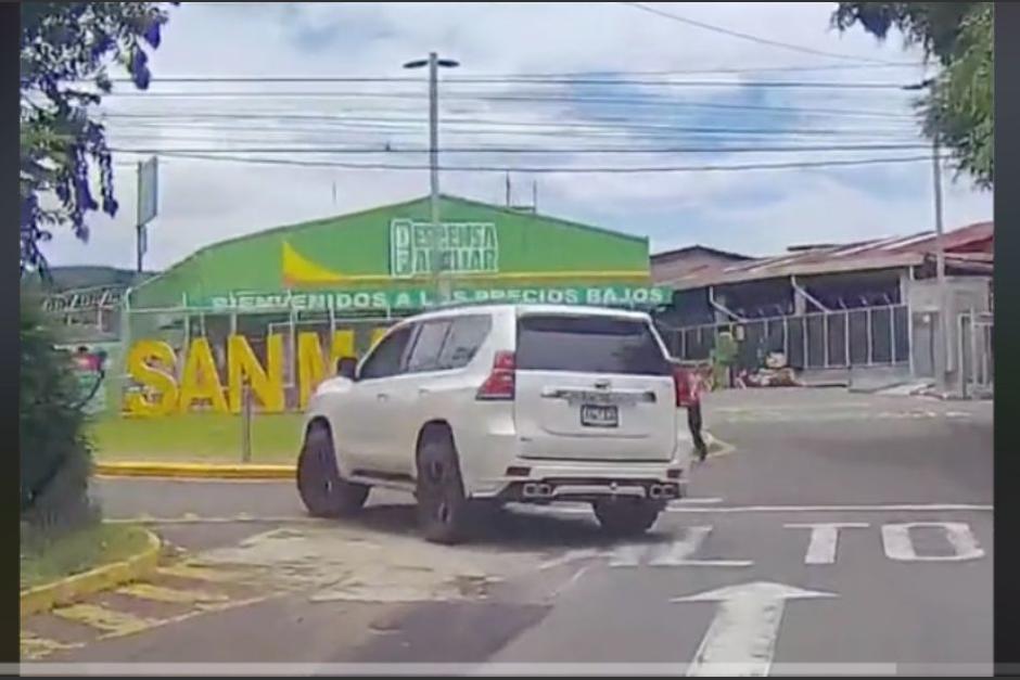 Un vehículo tomó de manera imprudente un redondel y fue captado en video. (Foto: Captura de video)