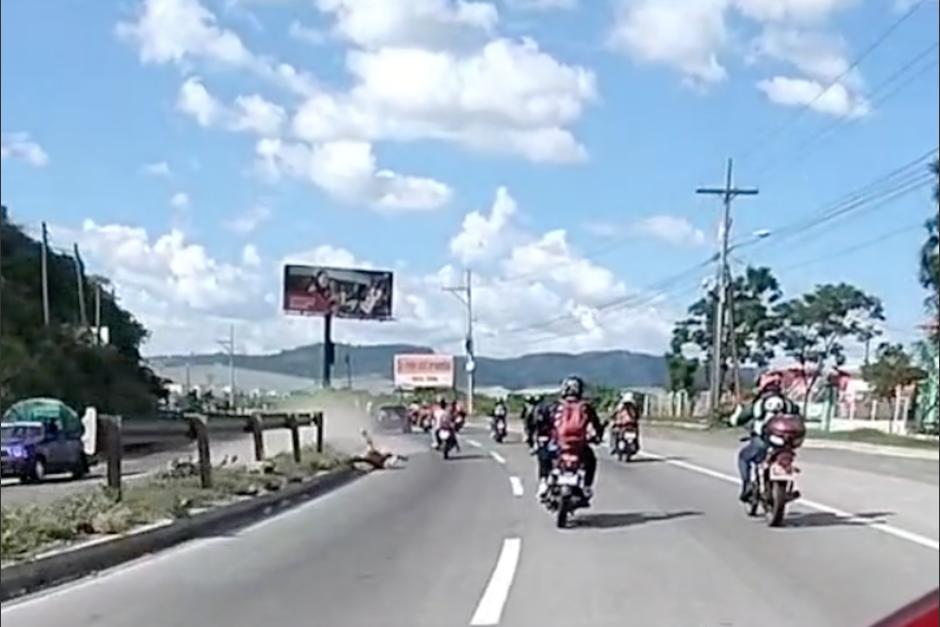 Un motorista sufrió un fuerte accidente de tránsito mientras se conducía por la ruta al Pacífico. (Foto: captura de video)