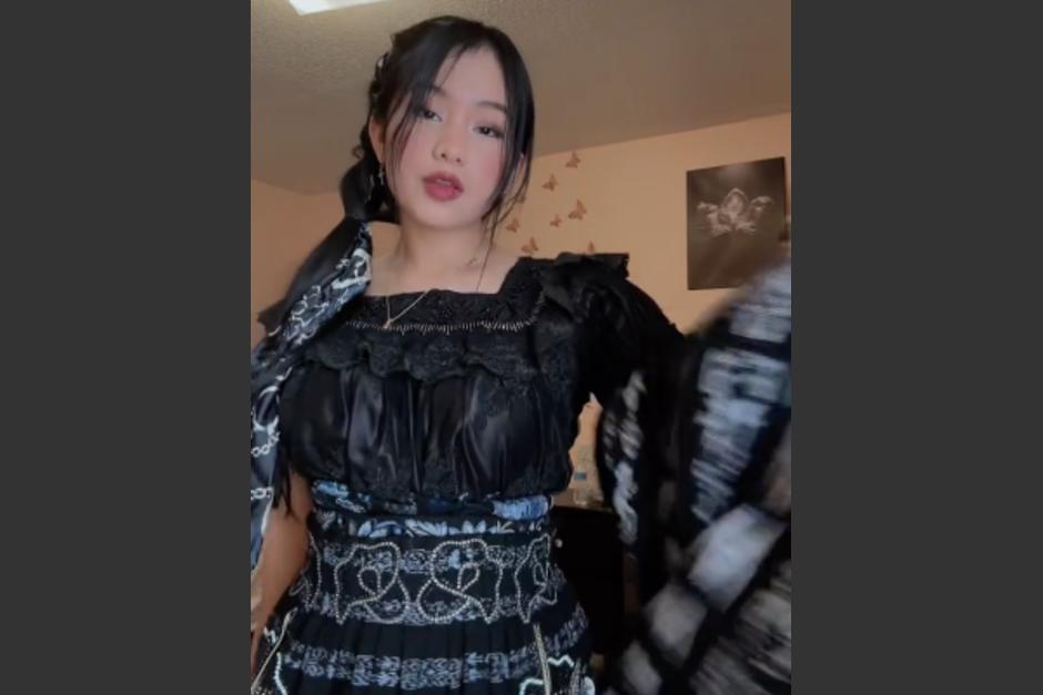 La joven guatemalteca deslumbró con un peculiar diseño de indumentaria maya. (Foto: captura de video)