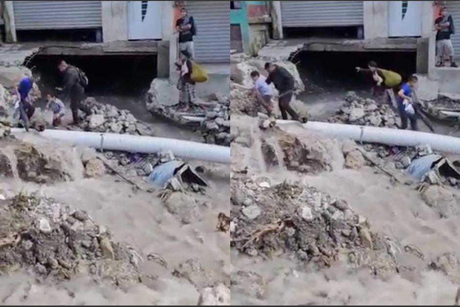 Vecinos se arriesgan tras destrozos en la calle principal de Barillas, en Huehuetenango. (Captura de Video)