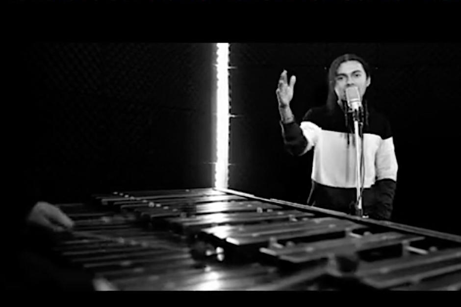 El intérprete se acompañó de marimba. (Foto: tik tok)