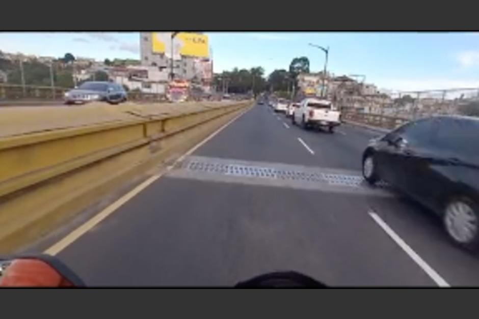 El motorista sufrió un percance mientras documentaba su viaje en la ciudad. (Foto: captura de video)