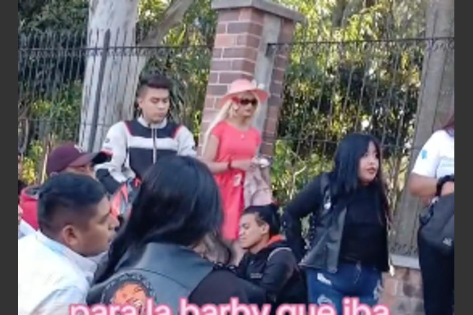 La escena llamó la atención de varios presentes, además de hacerse viral en redes sociales. (Foto: captura de video)