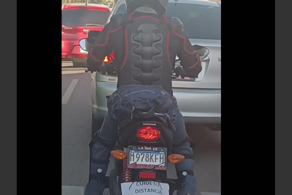 Motorista llam&oacute; la atenci&oacute;n por su inusual mensaje en pleno tr&aacute;nsito de la ciudad. (Foto: captura de pantalla)&nbsp;