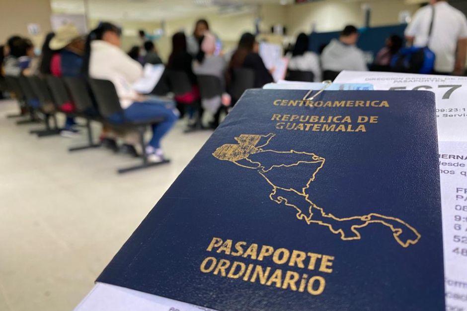 Los pasaportes vencidos o por vencer pueden ser renovados de forma gratuita por 18 meses más. (Foto: Fredy Hernández/Soy502)