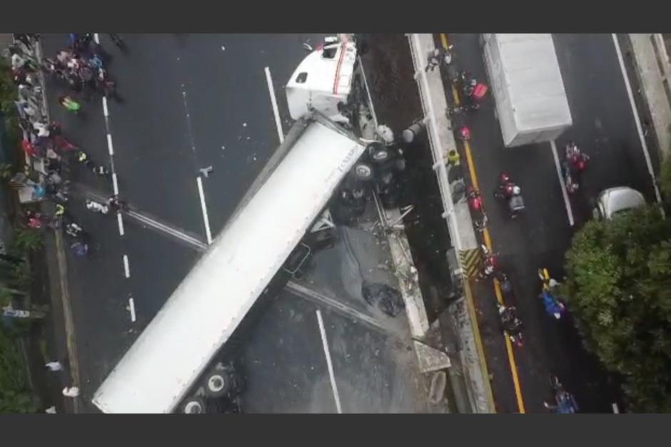 Captan imágenes tras el fuerte accidente de tránsito ocurrido en la cuesta de Villalobos, la tarde de este jueves 10 de agosto. (Foto: captura de video/PMT de Villa Nueva)