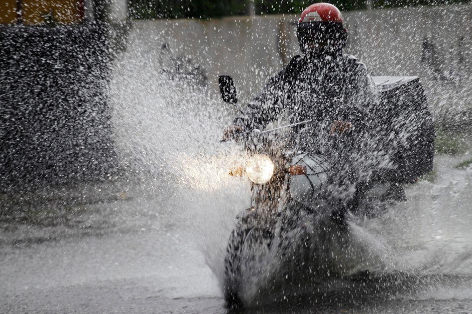 Captan ca&iacute;da de motoristas por acumulaci&oacute;n de agua, tras las fuertes lluvias de este jueves 10 de agosto. (Foto: Ilustrativa/Shutterstock)