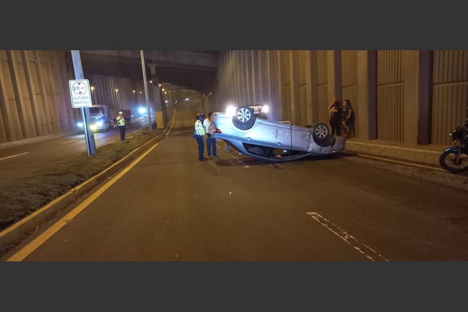 Una conductora perdió el control de su vehículo y volcó en el paso a desnivel del Anillo Periférico. (Foto: cortesía/Amílcar Montejo)