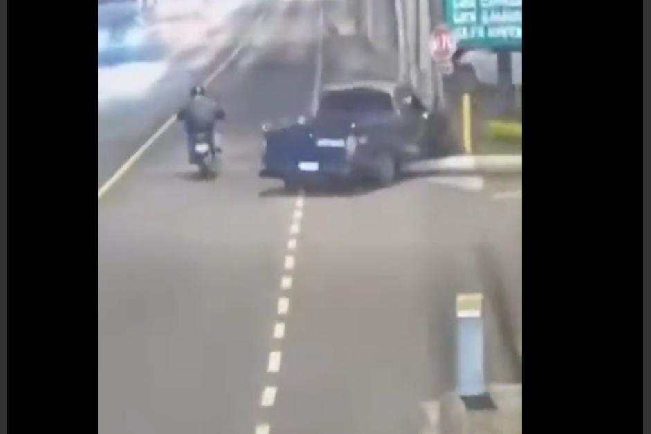 El conductor de un picop protagoniz&oacute; un fuerte accidente en pleno paso a desnivel de Santa Catarina Pinula. (Foto: captura de pantalla)&nbsp;