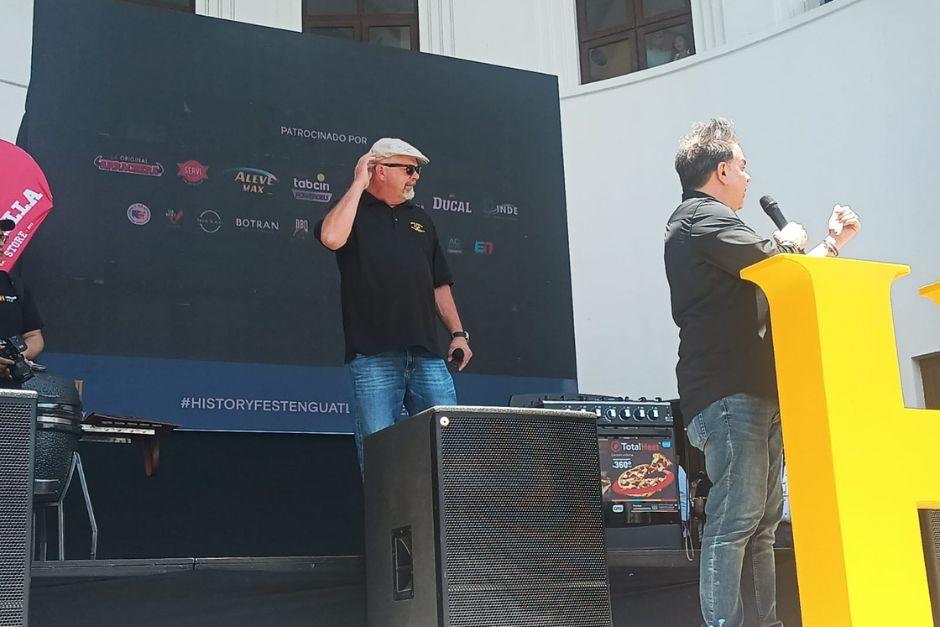 Una mujer logr&oacute; acercarse al escenario y hacer un regalo a Rick Harris. (Foto: Marilin &Aacute;lvarez/Soy502)