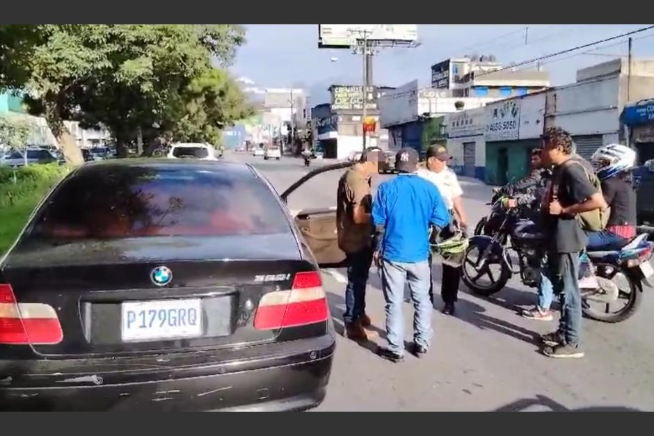 Motoristas increpan a conductor que embisti&oacute; a por lo menos tres personas en un trayecto de la calzada Roosevelt. (Foto: Am&iacute;lcar Montejo)
