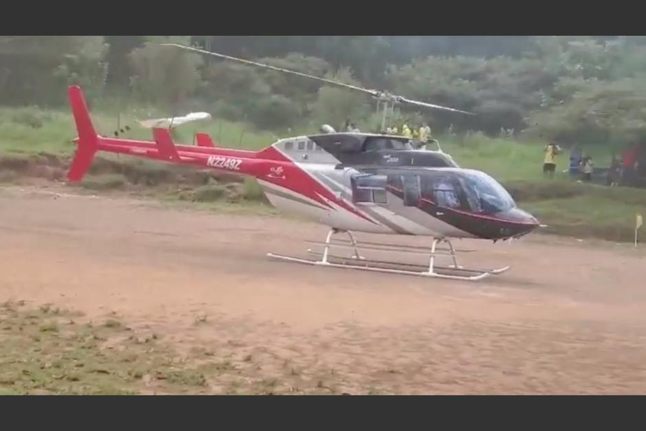 Un helic&oacute;ptero descendi&oacute; de manera inesperada en un campo de f&uacute;tbol en la Villa Deportiva en Mixco. (Foto: captura de video)