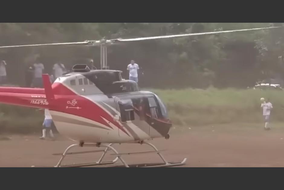 Los datos del helic&oacute;ptero que aterriz&oacute; en un campo de f&uacute;tbol, mientras se disputaba un partido en San Crist&oacute;bal. (Foto: captura de video)