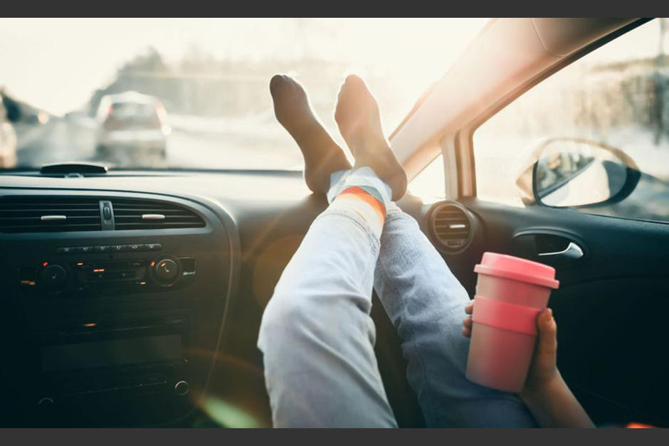 Nunca se debe viajar con los pies sobre el tablero del carro. (Foto: Epoch Times)