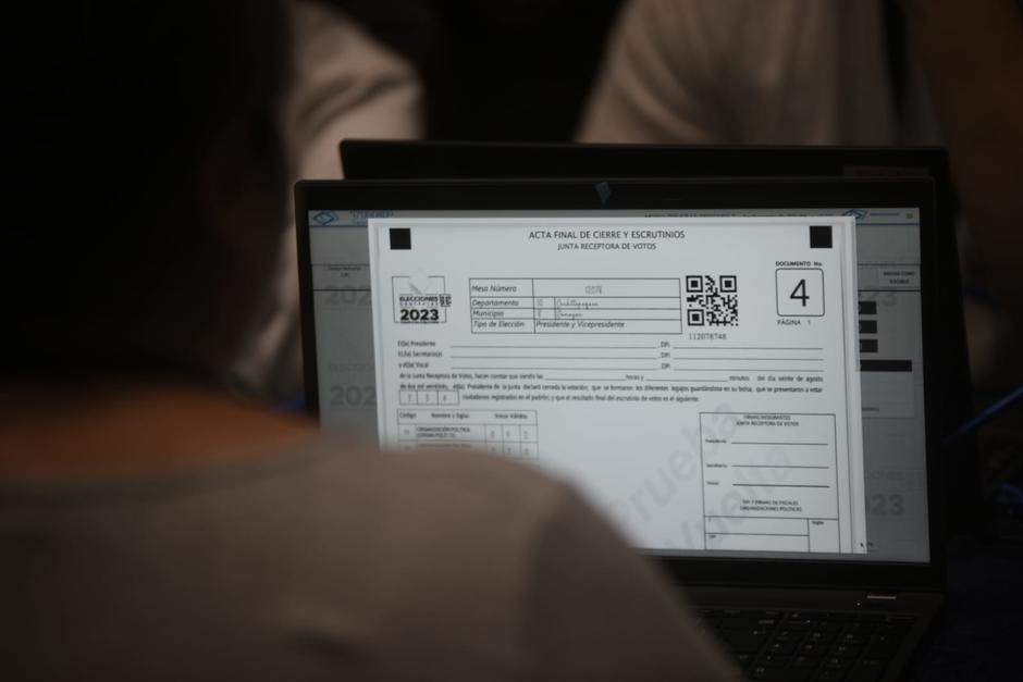 El acta número 4 del TSE contiene los resultados preliminares de las elecciones en Guatemala. (Foto: Wilder López/Soy502)