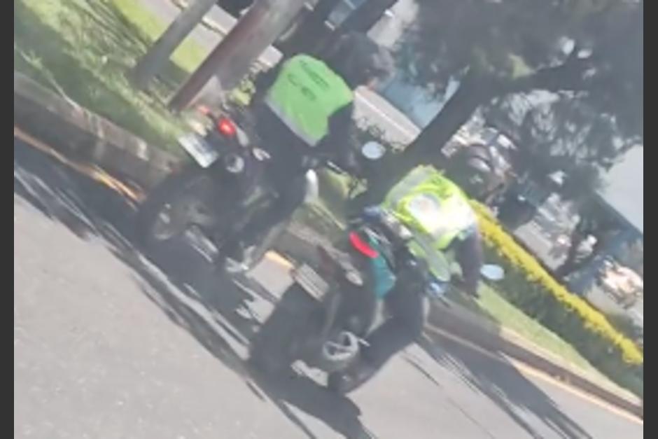 Los agentes de la PMT llamaron la atenci&oacute;n por ir en paralelo y en carril de Transmetro. (Foto: captura de video)
