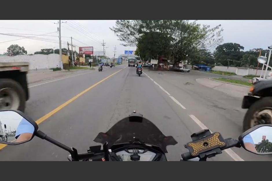 Captan una imprudencia que podr&iacute;a haber provocado un accidente de tr&aacute;nsito en Retalhuleu. (Foto: captura de video)